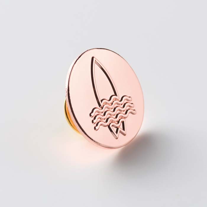 Pins av pläterat järn med egen form utan emaljfärger för en elegant och distinkt design.