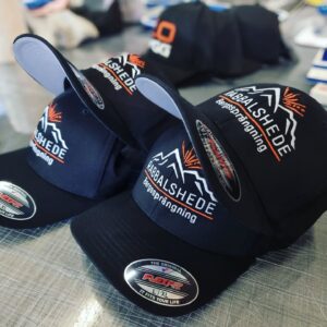 flexfitkepsar med brodyr till rabbalshede